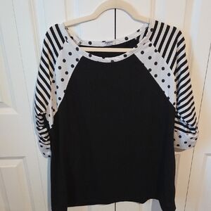 Zeagoo Long Sleeve Top with Black and White Patterns